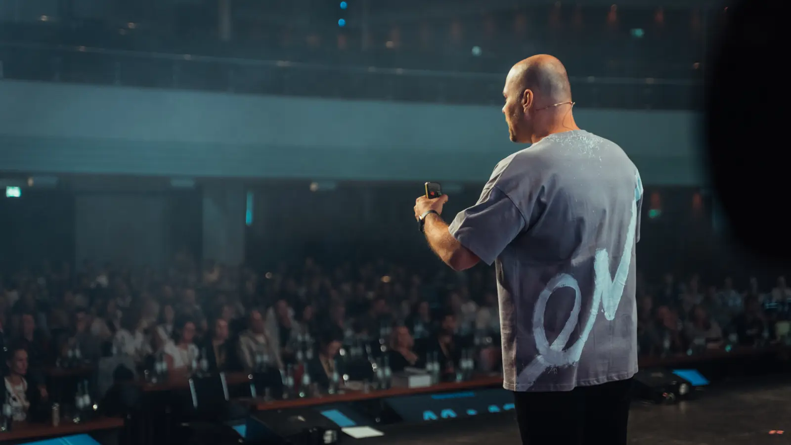 Manuel Lutter vor vollem Saal · Blick ins Publikum